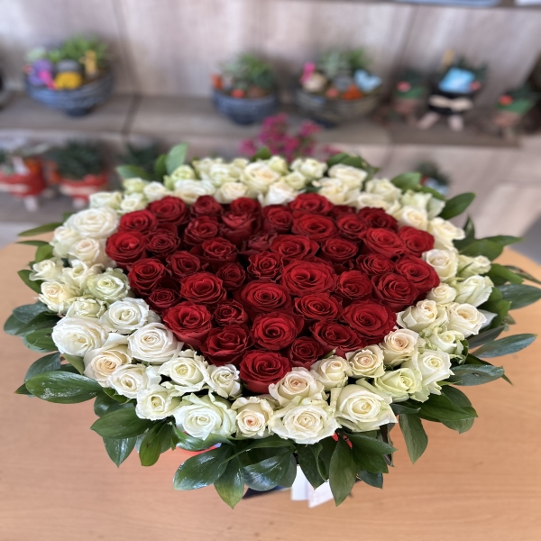 Antalya Çiçekçi Kalp Kutu İçinde  Kırmızı Beyaz güllerden Arajman
