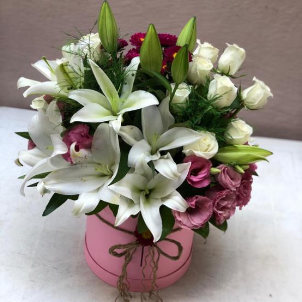 Antalya Çiçek Siparişi Pembe Kutuda Mevsim Çiçekleri