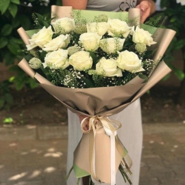 Antalya Çiçekçi 12 adet beyaz gül buketi
