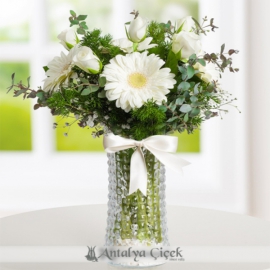  Antalya Çiçek Gönder Cam Vazoda Beyaz Gerberalar ve Güller